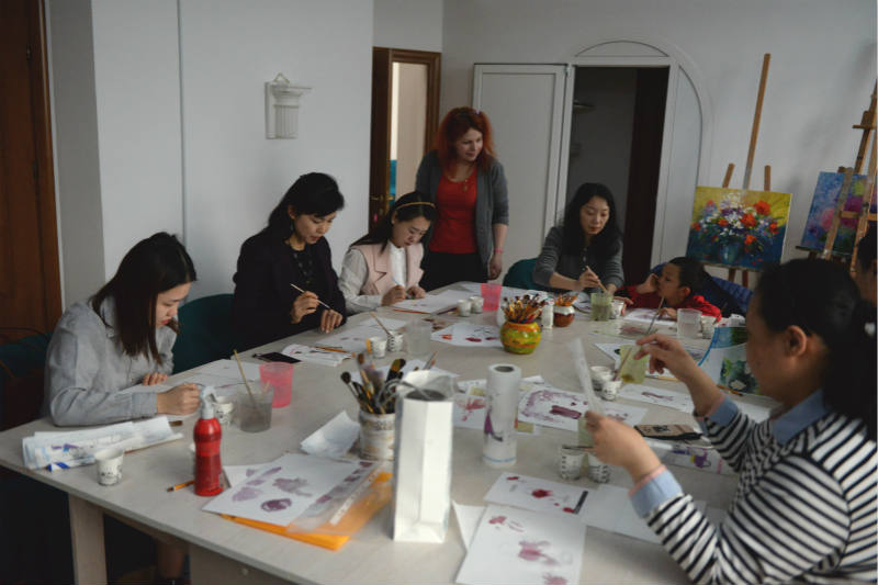 紅酒與畫筆的交融 駐摩爾多瓦使館婦女小組舉辦特色文化體驗活動